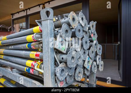 Pile di ponteggi usati che possono essere riassemblate in cantiere. Foto Stock