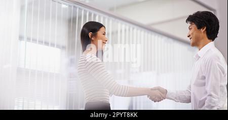 Lascia che agiti. due professionisti aziendali che si stringono le mani in un ufficio. Foto Stock