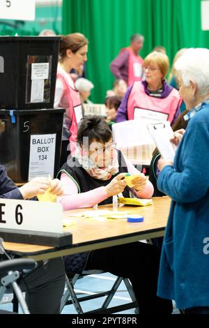 Hereford, Herefordshire, Regno Unito – Venerdì 5th maggio 2023 – il personale delle elezioni conta i voti a Hereford dopo le elezioni locali di ieri in Inghilterra. In tutta l'Inghilterra oltre 8.000 seggi locali sono stati contesi in 230 consigli. Foto Steven Maggio / Alamy Live News Foto Stock