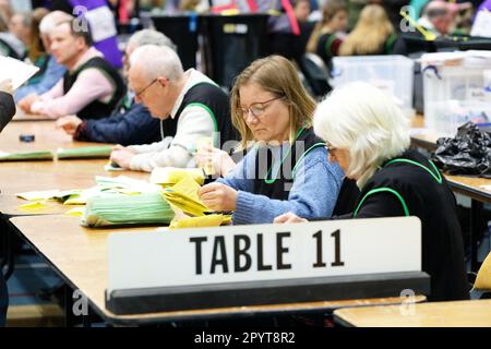 Hereford, Herefordshire, Regno Unito – Venerdì 5th maggio 2023 – il personale delle elezioni conta i voti a Hereford dopo le elezioni locali di ieri in Inghilterra. In tutta l'Inghilterra oltre 8.000 seggi locali sono stati contesi in 230 consigli. Foto Steven Maggio / Alamy Live News Foto Stock