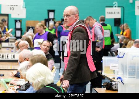 Hereford, Herefordshire, Regno Unito – Venerdì 5th maggio 2023 – un supervisore del tavolo delle elezioni supervisiona il conteggio dei voti a Hereford dopo le elezioni locali di ieri in Inghilterra. In tutta l'Inghilterra oltre 8.000 seggi locali sono stati contesi in 230 consigli. Foto Steven Maggio / Alamy Live News Foto Stock