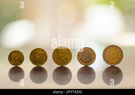 Monete Euro usate di fila. Sfondo sfocato Foto Stock