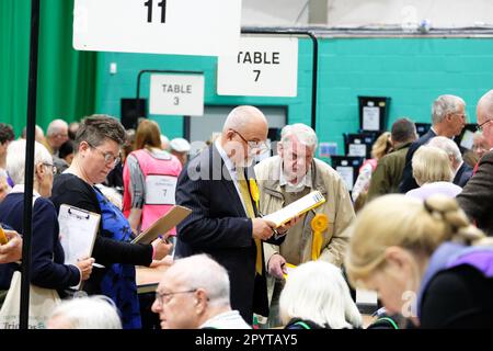 Hereford, Herefordshire, Regno Unito – Venerdì 5th maggio 2023 – gli agenti e i candidati del partito controllano il conteggio dei voti a Hereford dopo le elezioni locali di ieri in Inghilterra. In tutta l'Inghilterra oltre 8.000 seggi locali sono stati contesi in 230 consigli. Foto Steven Maggio / Alamy Live News Foto Stock