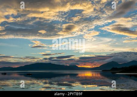 Tramonto spettacolare con riflessi sull'acqua a Loch Laich, Argyll, Scozia, Regno Unito Foto Stock