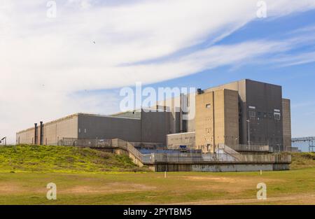 Vista della centrale nucleare di Sizewell a smantellata, vicino al sito della centrale di Sizewell C proposta. Foto Stock