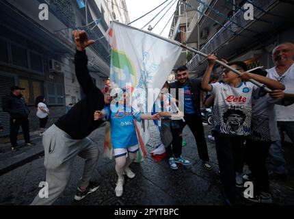 Napoli, Italia. 04th maggio, 2023. I tifosi della squadra di calcio SSC Napoli durante le celebrazioni per la vittoria del campionato italiano di calcio. I tifosi di Napoli aspettano questa vittoria di campionato da 33 anni. Credit: Independent Photo Agency/Alamy Live News Foto Stock