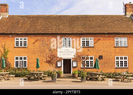 Vista sulla casa pubblica Westleton Crown. Westleton, Suffolk, Regno Unito. Foto Stock