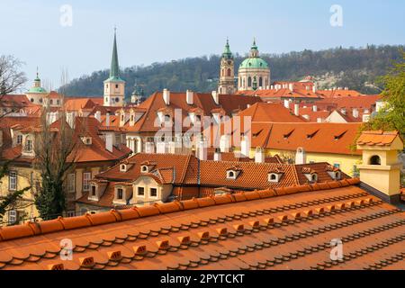 St Chiesa di Nicholas dal giardino di Furstenberg, Praga, Repubblica Ceca Foto Stock