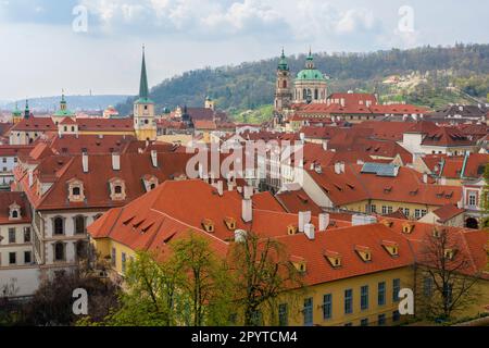 Chiesa di San Nicola vista dal piccolo giardino Furstenberg, Praga, Repubblica Ceca Foto Stock