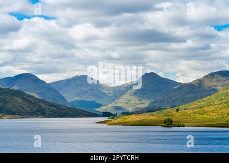 Loch Arklet con montagne sullo sfondo, Scozia, Regno Unito Foto Stock