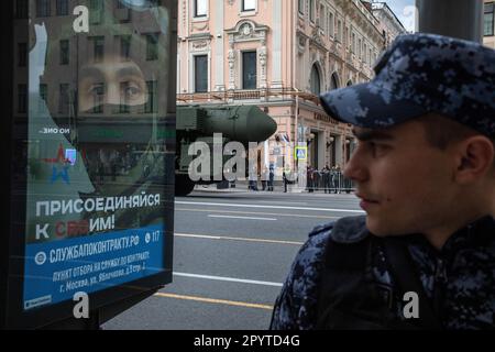 Mosca, Russia. 4th maggio, 2023. Il missile balistico russo RS-24 yars rotola verso la Piazza Rossa per assistere a una prova per la parata militare del giorno della Vittoria a Mosca, Russia. La parata si svolgerà presso la Piazza Rossa di Mosca il 9 maggio per celebrare i 78 anni della vittoria della seconda guerra mondiale. Il poster sta promuovendo il servizio dell'esercito a contratto e sta leggendo 'Unisciti al tuo' Foto Stock