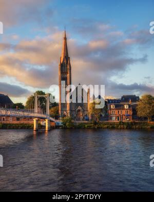 Caldo tramonto sul fiume Ness. Inverness, Scozia Foto Stock