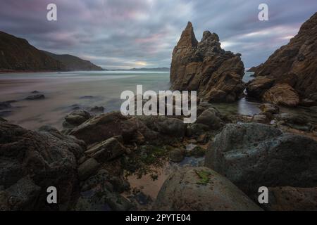 Spiaggia di Campelo al tramonto a Valdovino, Galiziano. Spagna Foto Stock