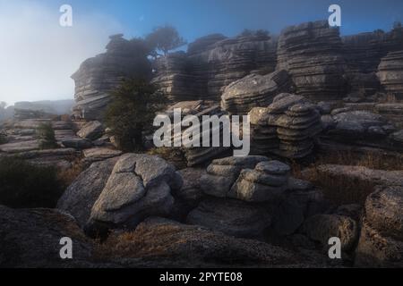 Luci sulle rocce nella nebbia della torcal de antequera. Spagna Foto Stock