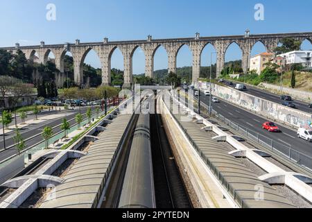 Splendida vista sul vecchio acquedotto storico nel centro della città di Lisbona Foto Stock