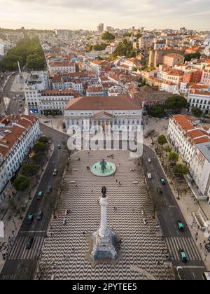 Splendida vista aerea della vecchia piazza pubblica storica e degli edifici della città Foto Stock