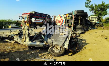 Jaipur, India, 4 maggio 2023: Il personale di polizia e locali si riuniscono presso il sito dopo una petroliera superveloce overterned sulla macchina, a Dudu nel distretto di Jaipur. Otto persone della stessa famiglia sono morte nell'incidente. Erano sulla loro strada per Ajmer, situato Dargah di Khwaja Garib Nawaz. Foto Stock