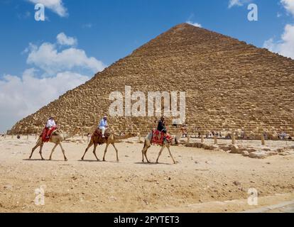 Piramidi egiziane nel deserto di sabbia e il cielo chiaro Foto Stock