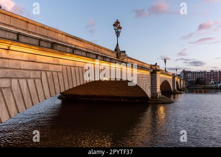 Splendida vista sul vecchio ponte storico di Putney sul Tamigi Foto Stock