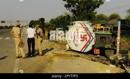 Jaipur, India, 4 maggio 2023: Il personale di polizia e locali si riuniscono presso il sito dopo una petroliera superveloce overterned sulla macchina, a Dudu nel distretto di Jaipur. Otto persone della stessa famiglia sono morte nell'incidente. Erano sulla loro strada per Ajmer, situato Dargah di Khwaja Garib Nawaz. Credit: Sumit Saraswat/Alamy Live News Foto Stock