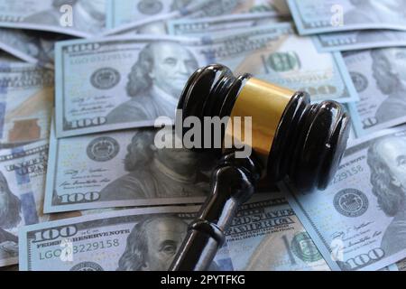 Giudica il gavel e il denaro. Concetto di corruzione, corruzione e asta Foto Stock