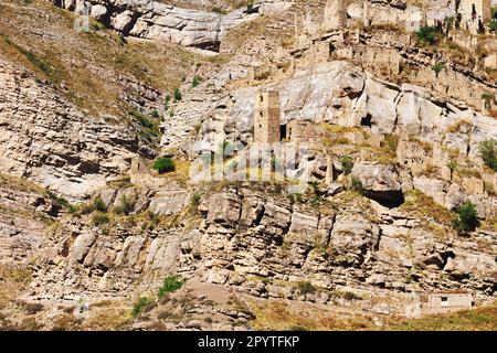 AUL fantasma Kahib, Dagestan. Villaggio abbandonato nelle montagne del Caucaso. Rovine di antiche torri e case. Foto Stock