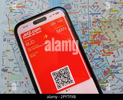 Jet2 app per la carta d'imbarco digitale su un volo iphone, BUD-MAN, da Budapest a Manchester, mappa di Buda e Pest LS898 Foto Stock