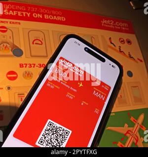 App per la carta d'imbarco digitale Jet2 su un volo iphone, BUD-MAN, da Budapest a Manchester - foglio di sicurezza a bordo Foto Stock