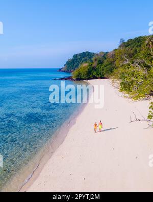 Isola di Koh Kradan Thailandia meridionale votata come la nuova spiaggia nr 1 nel mondo. Un paio di uomini e donne che camminano sulla spiaggia tropicale di Koh Kradan Foto Stock