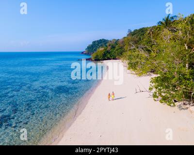 Isola di Koh Kradan Thailandia meridionale votata come la nuova spiaggia nr 1 nel mondo. Un paio di uomini e donne che camminano sulla spiaggia tropicale di Koh Kradan Foto Stock