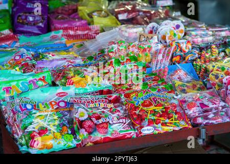 Cameron Highlands, Malesia - Lollipop e dolci confezionati per la vendita sul mercato. Foto Stock