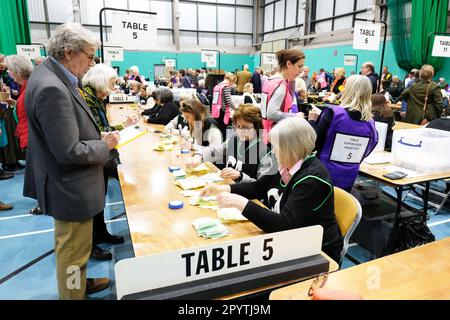 Hereford, Herefordshire, Regno Unito – Venerdì 5th maggio 2023 – il personale delle elezioni conta i voti a Hereford dopo le elezioni locali di ieri in Inghilterra. In tutta l'Inghilterra oltre 8.000 seggi locali sono stati contesi in 230 consigli. Foto Steven Maggio / Alamy Live News Foto Stock