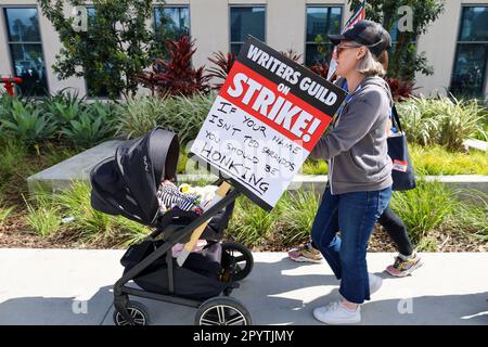 Hollywood, California, Stati Uniti. 4th maggio, 2023. Madre e il suo bambino con il segno che dice 'se il vostro nome non è Ted Sarandos si dovrebbe essere honking'' unire altri picketers di fronte a Netflix Sunset Studios a Hollywood il 4 maggio 2023 a sostegno di Writers Guild of America Writers' Strike il 4 maggio, 2023 ''' giorno 3 del primo sciopero dello scrittore in 15 anni. Migliaia di scrittori e altri nel settore cinematografico e televisivo hanno portato i segni sulle linee di picket di fronte a Los Angeles / studi di Hollywood per chiedere più retribuzione, controlli su ai e migliori condizioni di lavoro.Ted Sarandos è CEO di Netflix. (Credit Image: Credit: Foto Stock