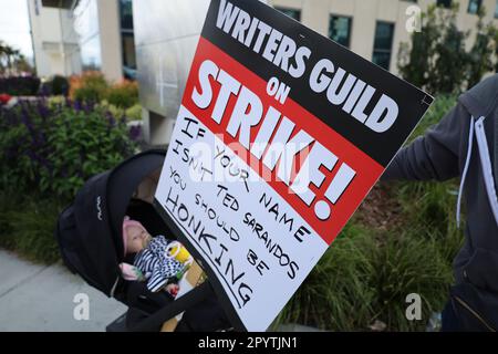 Hollywood, California, Stati Uniti. 4th maggio, 2023. Madre e il suo bambino con il segno che dice 'se il vostro nome non è Ted Sarandos si dovrebbe essere honking'' unire altri picketers di fronte a Netflix Sunset Studios a Hollywood il 4 maggio 2023 a sostegno di Writers Guild of America Writers' Strike il 4 maggio, 2023 ''' giorno 3 del primo sciopero dello scrittore in 15 anni. Migliaia di scrittori e altri nel settore cinematografico e televisivo hanno portato i segni sulle linee di picket di fronte a Los Angeles / studi di Hollywood per chiedere più retribuzione, controlli su ai e migliori condizioni di lavoro.Ted Sarandos è CEO di Netflix. (Credit Image: Credit: Foto Stock