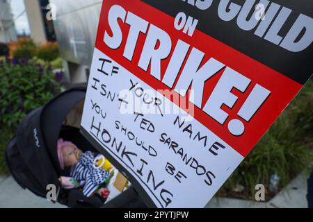 Hollywood, California, Stati Uniti. 4th maggio, 2023. Madre e il suo bambino con il segno che dice 'se il vostro nome non è Ted Sarandos si dovrebbe essere honking'' unire altri picketers di fronte a Netflix Sunset Studios a Hollywood il 4 maggio 2023 a sostegno di Writers Guild of America Writers' Strike il 4 maggio, 2023 ''' giorno 3 del primo sciopero dello scrittore in 15 anni. Migliaia di scrittori e altri nel settore cinematografico e televisivo hanno portato i segni sulle linee di picket di fronte a Los Angeles / studi di Hollywood per chiedere più retribuzione, controlli su ai e migliori condizioni di lavoro.Ted Sarandos è CEO di Netflix. (Credit Image: Credit: Foto Stock