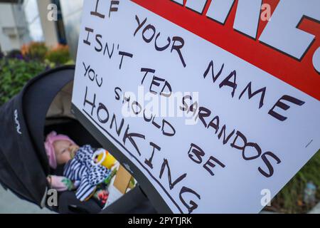 Hollywood, California, Stati Uniti. 4th maggio, 2023. Madre e il suo bambino con il segno che dice 'se il vostro nome non è Ted Sarandos si dovrebbe essere honking'' unire altri picketers di fronte a Netflix Sunset Studios a Hollywood il 4 maggio 2023 a sostegno di Writers Guild of America Writers' Strike il 4 maggio, 2023 ''' giorno 3 del primo sciopero dello scrittore in 15 anni. Migliaia di scrittori e altri nel settore cinematografico e televisivo hanno portato i segni sulle linee di picket di fronte a Los Angeles / studi di Hollywood per chiedere più retribuzione, controlli su ai e migliori condizioni di lavoro.Ted Sarandos è CEO di Netflix. (Credit Image: Credit: Foto Stock