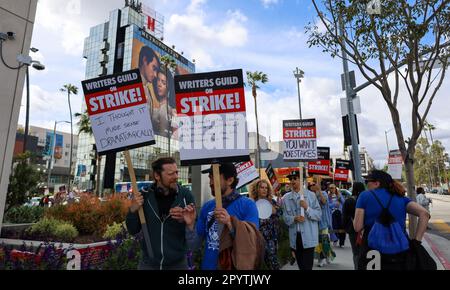 Hollywood, California, Stati Uniti. 4th maggio, 2023. Gli scrittori tengono segni con slogan relativi alla loro professione, davanti a un segno Netflix che dice Metropolitan e mostra una Regina: "Ho pensato che fosse un'idea drammaturgica", "abbiamo pensato che le vostre controproposte fossero state così ben raccontate e siamo ovviamente fan enormi, ma purtroppo è un passo", e "volete più pali". Picketers di fronte a Netflix Sunset Studios a Hollywood il 4 maggio 2023 a sostegno di Writers Guild of America Writers' Strike il 4 maggio 2023 ''' giorno 3 del primo sciopero dello scrittore in 15 anni. Migliaia di scrittori e di credito: ZUMA Foto Stock