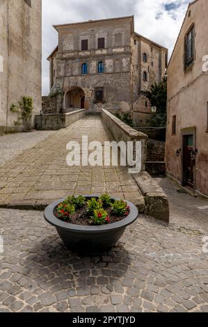 Uno scorcio del centro storico di Capodimonte, Viterbo, Italia, con l'antica fortezza sullo sfondo Foto Stock