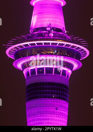 Auckland, Nuova Zelanda, 05 maggio 2023. La Sky Tower e altri luoghi di interesse intorno alla città si illuminano in viola reale per celebrare l'incoronazione di Re Carlo III L'incoronazione di Re Carlo III avrà luogo a Londra il 6 maggio. Credit: David Rowland/Alamy Live News Foto Stock