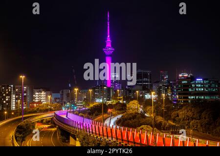 Auckland, Nuova Zelanda, 05 maggio 2023. La Sky Tower e altri luoghi di interesse intorno alla città si illuminano in viola reale per celebrare l'incoronazione di Re Carlo III L'incoronazione di Re Carlo III avrà luogo a Londra il 6 maggio. Credit: David Rowland/Alamy Live News Foto Stock