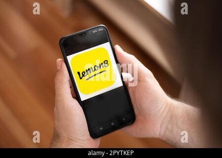 Kostanay, Kazakhstan - 05 maggio 2023: Telefono show Young man con piattaforma di contenuti aperta con app Lemon8 per la comunità giovanile. Lemon8 è video e foto-sha Foto Stock