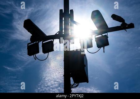 Autovelox intelligenti per il monitoraggio del traffico in via Koutnikova, a Hradec Kralove, Repubblica Ceca, 28 aprile 2023. Dal 1 maggio 2023 Hradec Kralove lancia un sistema intelligente di gestione del traffico. (Foto CTK/David Tanecek) Foto Stock