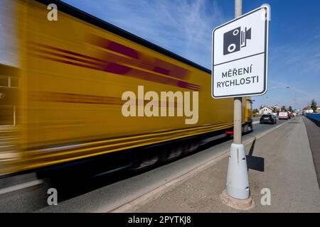 Autovelox intelligenti per il monitoraggio del traffico in via Koutnikova, a Hradec Kralove, Repubblica Ceca, 28 aprile 2023. Dal 1 maggio 2023 Hradec Kralove lancia un sistema intelligente di gestione del traffico. (Foto CTK/David Tanecek) Foto Stock