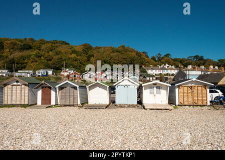 Capanne sulla spiaggia di Mommouth, Lyme Regis, Dorset Foto Stock