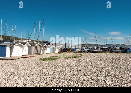 Capanne e barche sulla spiaggia di Monmouth, Lyme Regis, Dorset Foto Stock