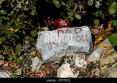 Papà perdere è stato scritto su una pietra su Monmouth spiaggia, Lyme Regis, Dorset Foto Stock