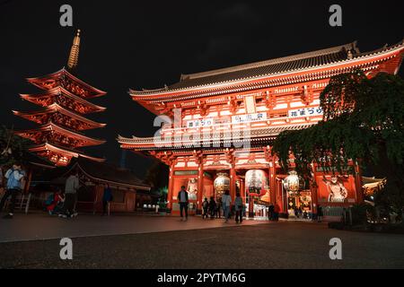 TOKYO, GIAPPONE - 7 APRILE 2023: Persone che camminano per il tempio senso-ji nella zona di Asakusa in serata con pioggia Foto Stock