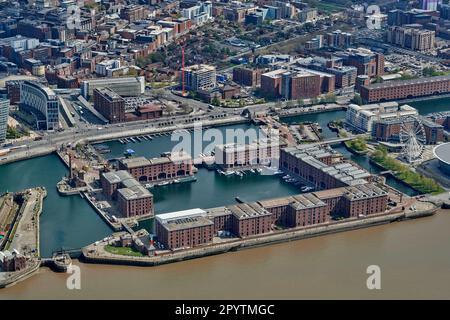Una fotografia aerea di Albert Docks, Liverpool Waterfront, River Mersey, North West England, UK Foto Stock