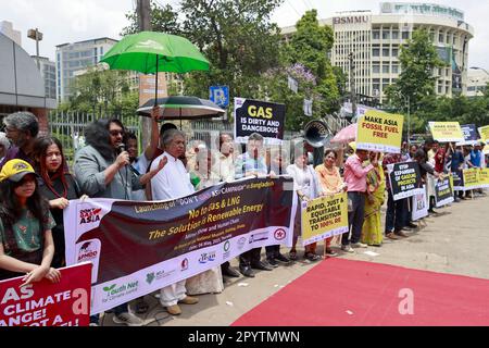 Dhaka, Bangladesh. 04th maggio, 2023. I membri di Don't gas Asia formano una catena umana di fronte al Museo Nazionale di Shahbagh per chiedere la fine dell'estrazione e dell'uso di combustibili fossili, a Dhaka, Bangladesh, 04 maggio 2023. Foto di Suvra Kanti Das/ABACAPRESS.COM Credit: Abaca Press/Alamy Live News Foto Stock