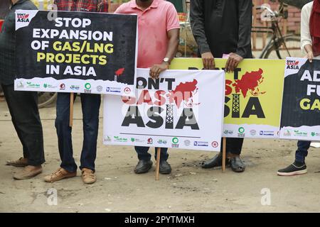 Dhaka, Bangladesh. 04th maggio, 2023. I membri di Don't gas Asia formano una catena umana di fronte al Museo Nazionale di Shahbagh per chiedere la fine dell'estrazione e dell'uso di combustibili fossili, a Dhaka, Bangladesh, 04 maggio 2023. Foto di Suvra Kanti Das/ABACAPRESS.COM Credit: Abaca Press/Alamy Live News Foto Stock